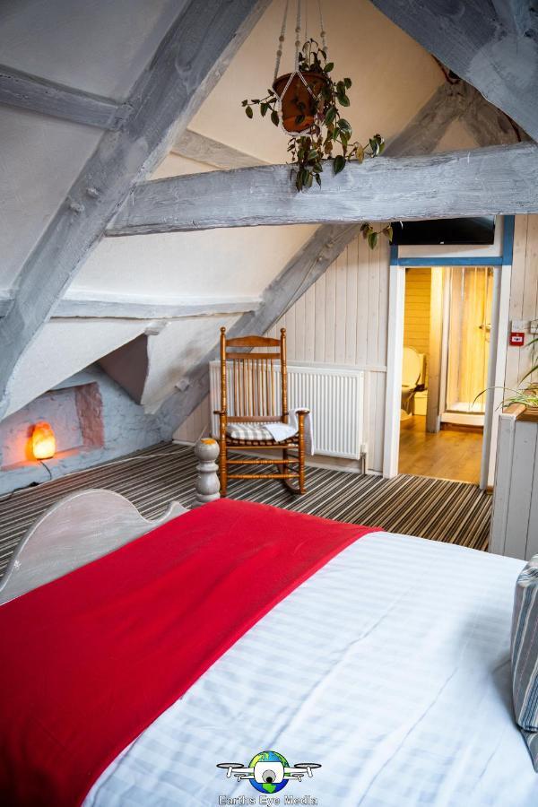 The Bear Inn Llandovery Exteriör bild