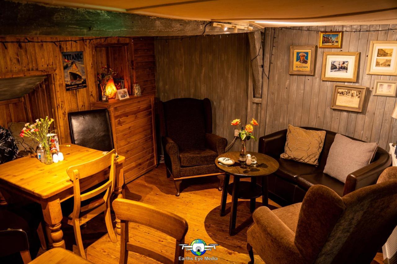 The Bear Inn Llandovery Exteriör bild