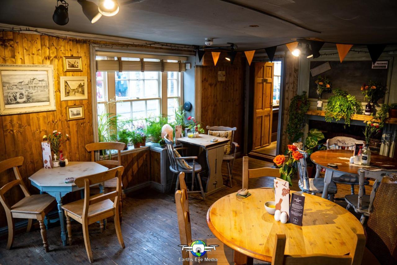 The Bear Inn Llandovery Exteriör bild