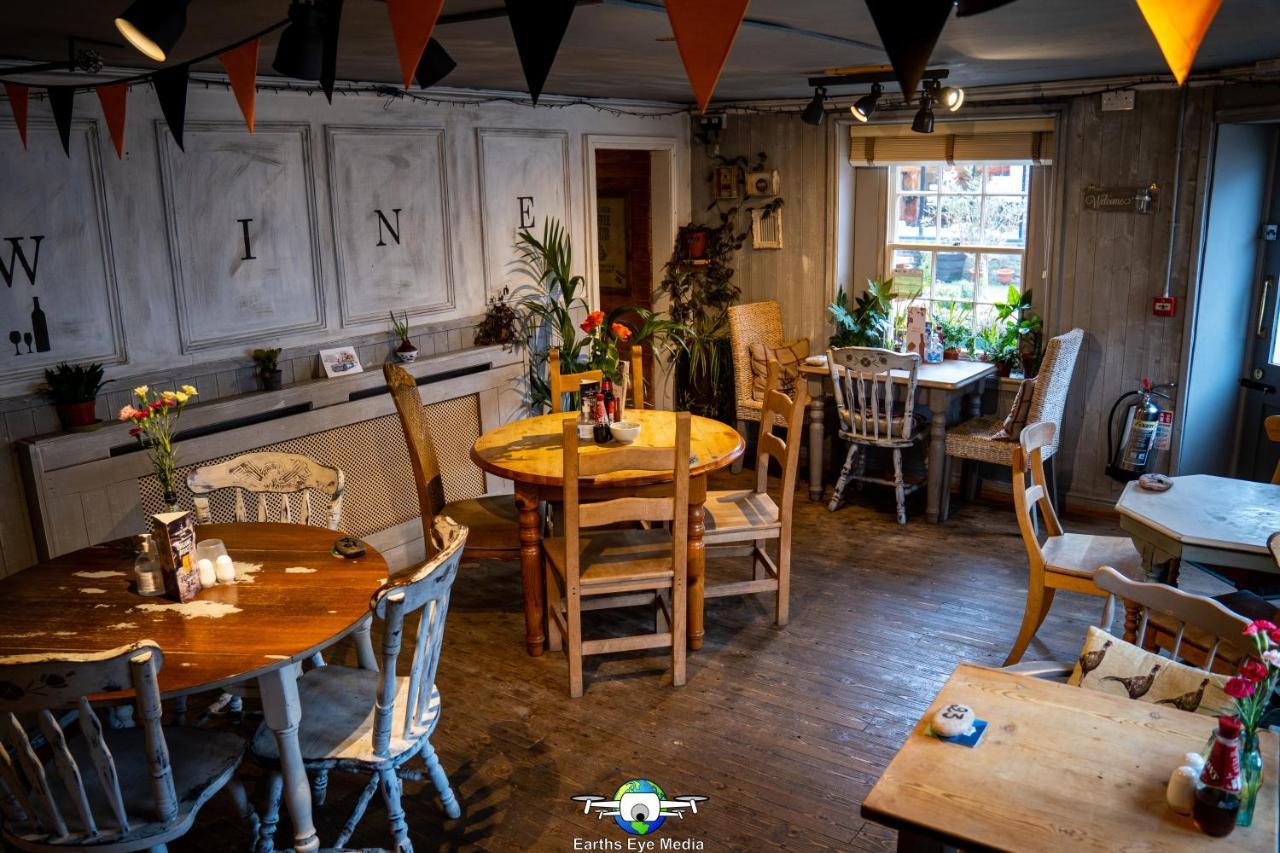 The Bear Inn Llandovery Exteriör bild