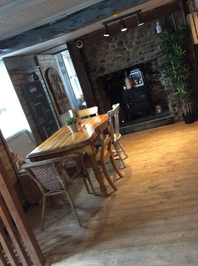 The Bear Inn Llandovery Exteriör bild