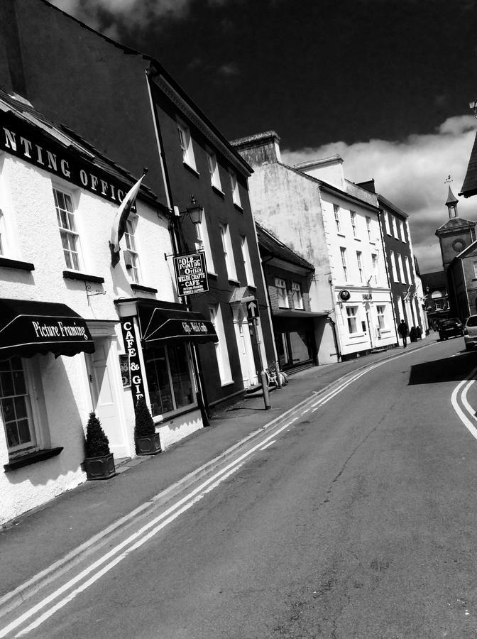 The Bear Inn Llandovery Exteriör bild